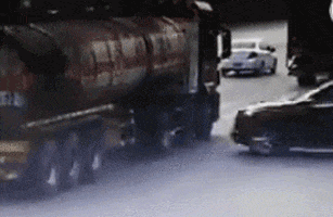 搞笑gif趣图:姑娘,好好吃嘛,怎幺还这表情