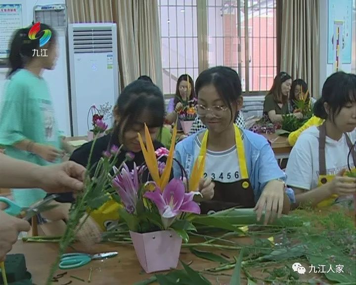 南海中学分校学生插花为教师送上诚意祝福