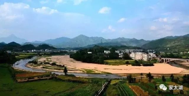 太湖县百里镇地处大别山深处,昔日从县城溯长河百里而得名,赤百公路修
