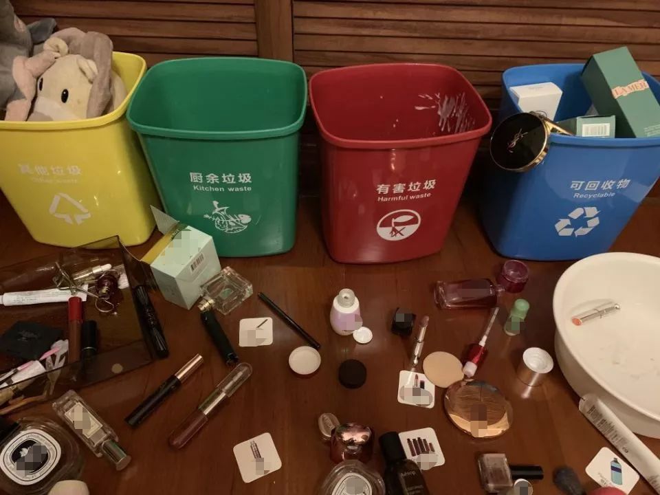 口红掰断,精华倒掉…6岁男孩把妈妈化妆品"垃圾分类"了!网友:肉疼.