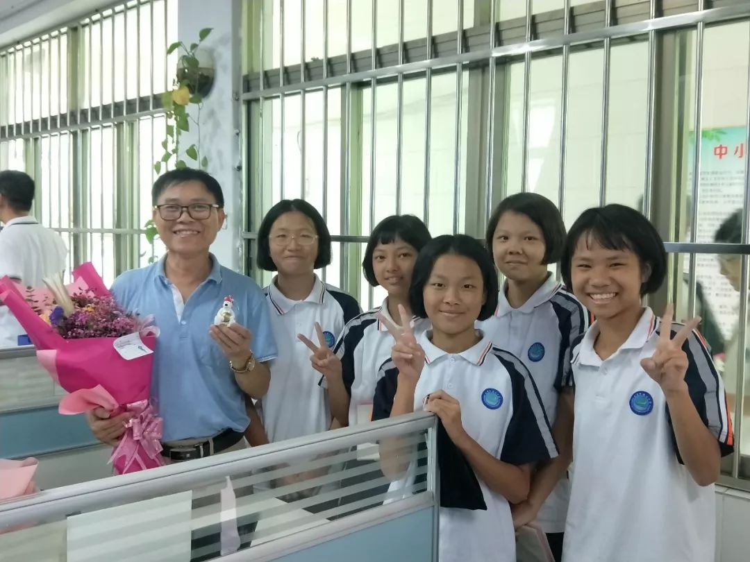 家长的感恩之情  学生代表在课后将礼物送到黄江中学生物老师宋国君的