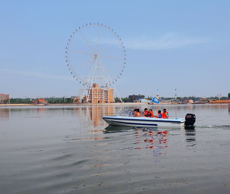 漫步于湖滨浴场,观奔腾的湖水