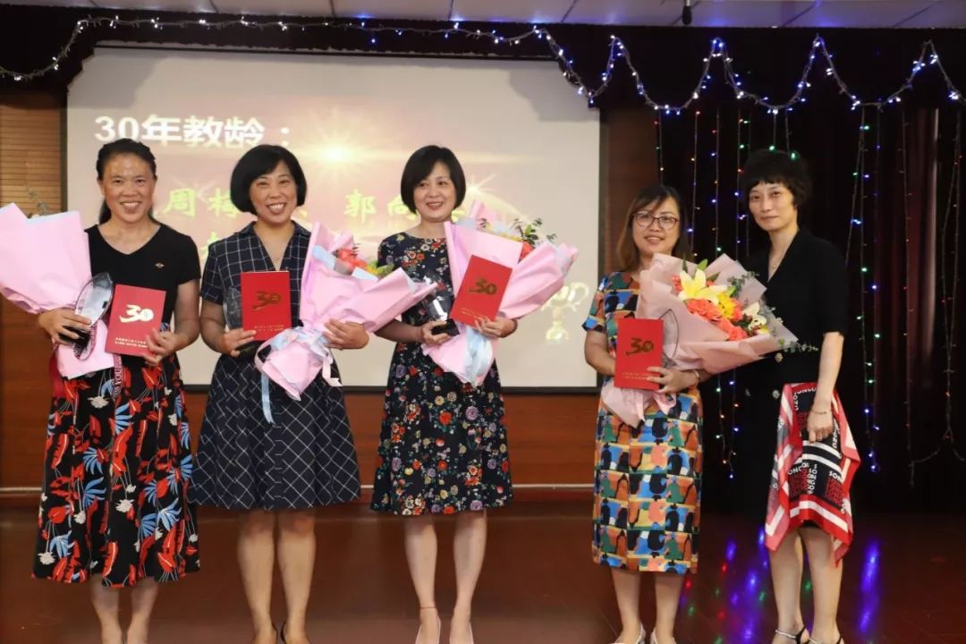 打造最美教师点赞魅力校园崂山小学庆祝第35个教师节