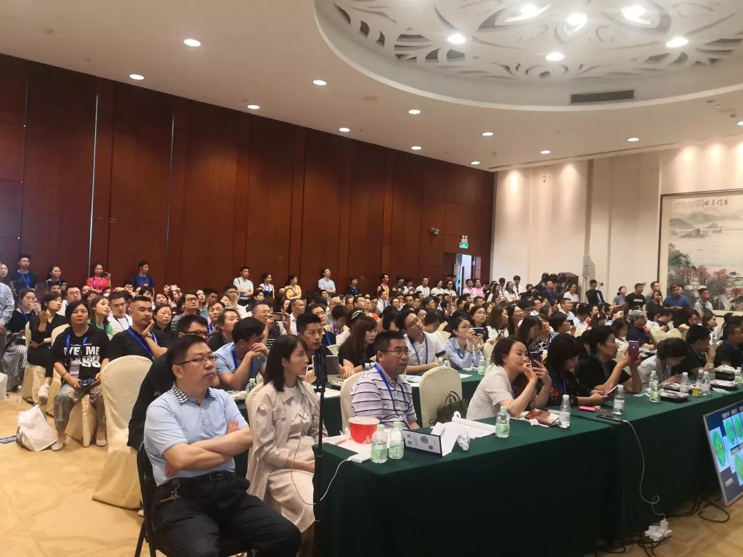 现场容纳200人的会场达到了200%的上座率