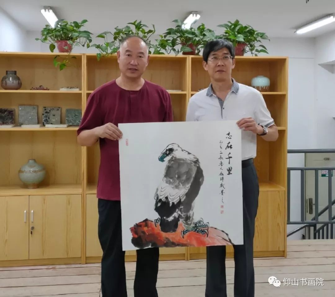 艺术学院纪永起书记代表学院接受"齐鲁画坛三杰"书画作品画家王银祥