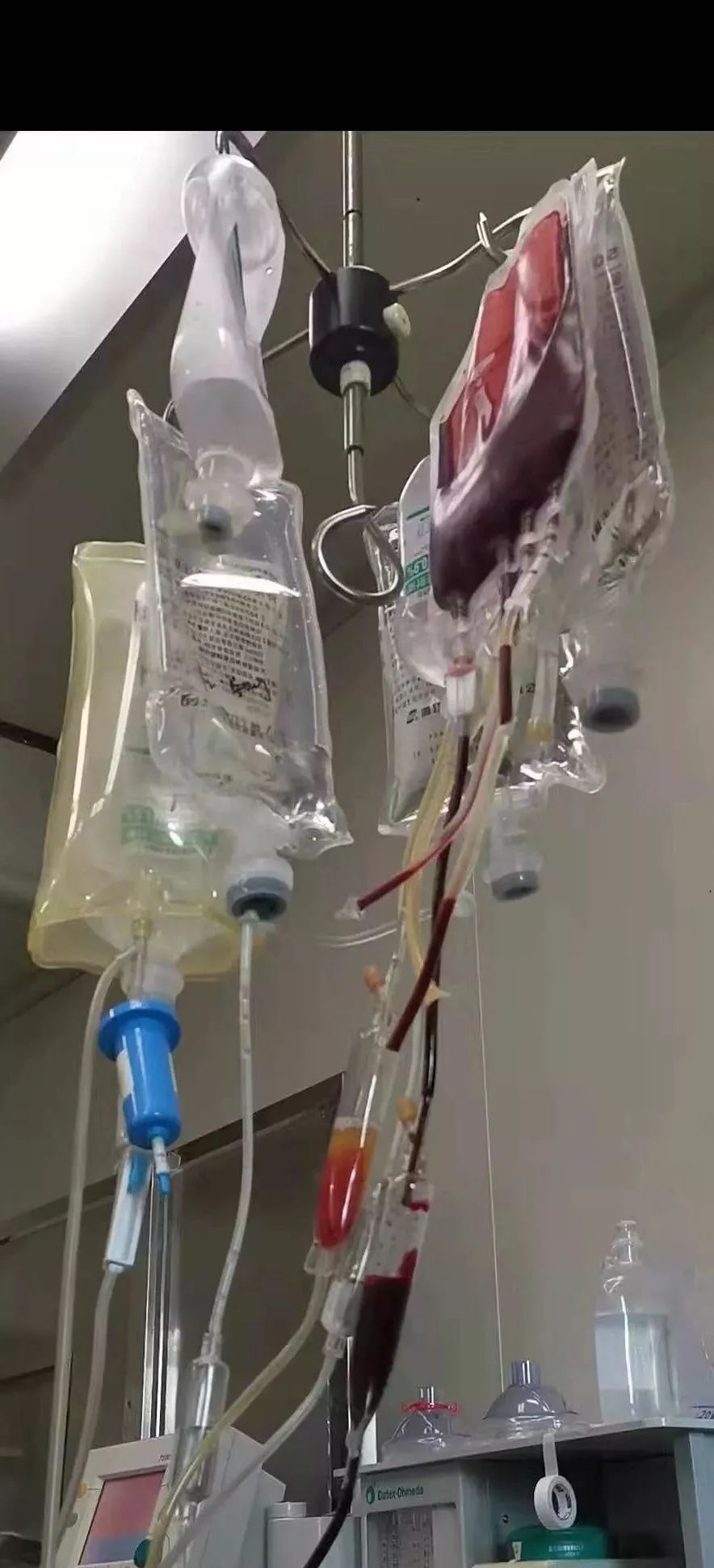 就在南昌病人急需大量输血9名医护捂暖24袋救命血