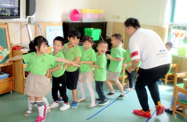 原创苏州市新康实验小学校附属幼儿园男老师韩宇飞成为孩子们的贴心人