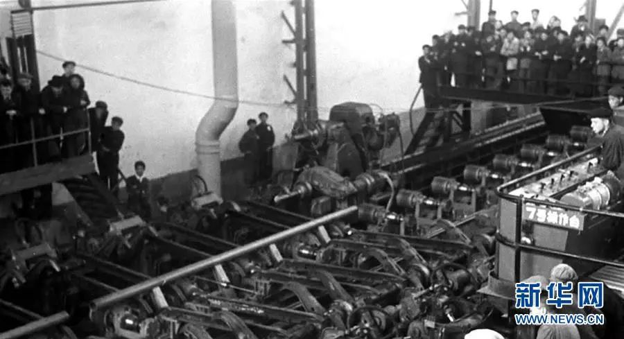 1953年10月27日,中国第一根无缝钢管在鞍山新建的无缝钢管厂试轧成功.