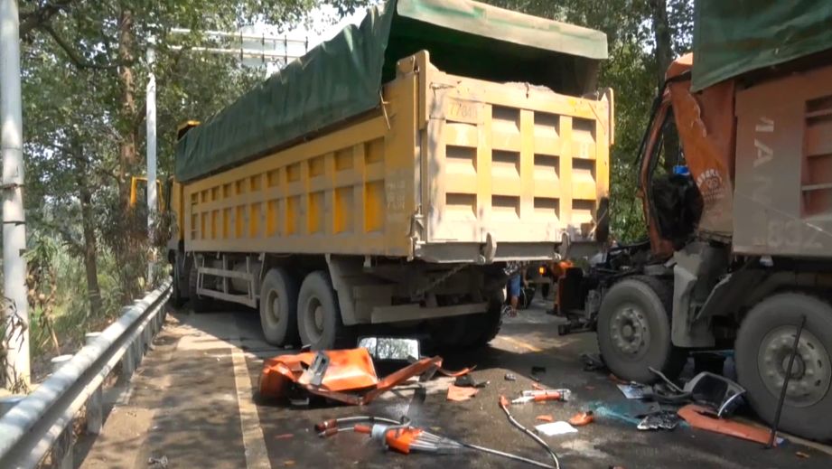 三辆渣土车连环追尾 司机被困 道路堵塞消防员这样救援