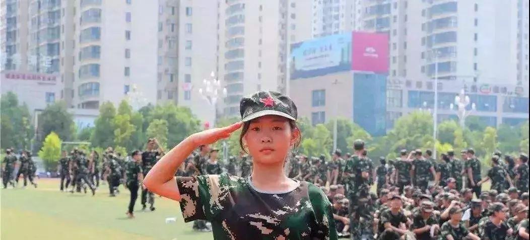初一女生余陶鑫,在军训期间踢出阅兵式般的标准步伐,获千万点赞.