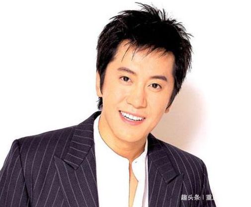 48岁毛宁和妻子生活近照，儿子20多岁，低调生活夫妻很恩爱