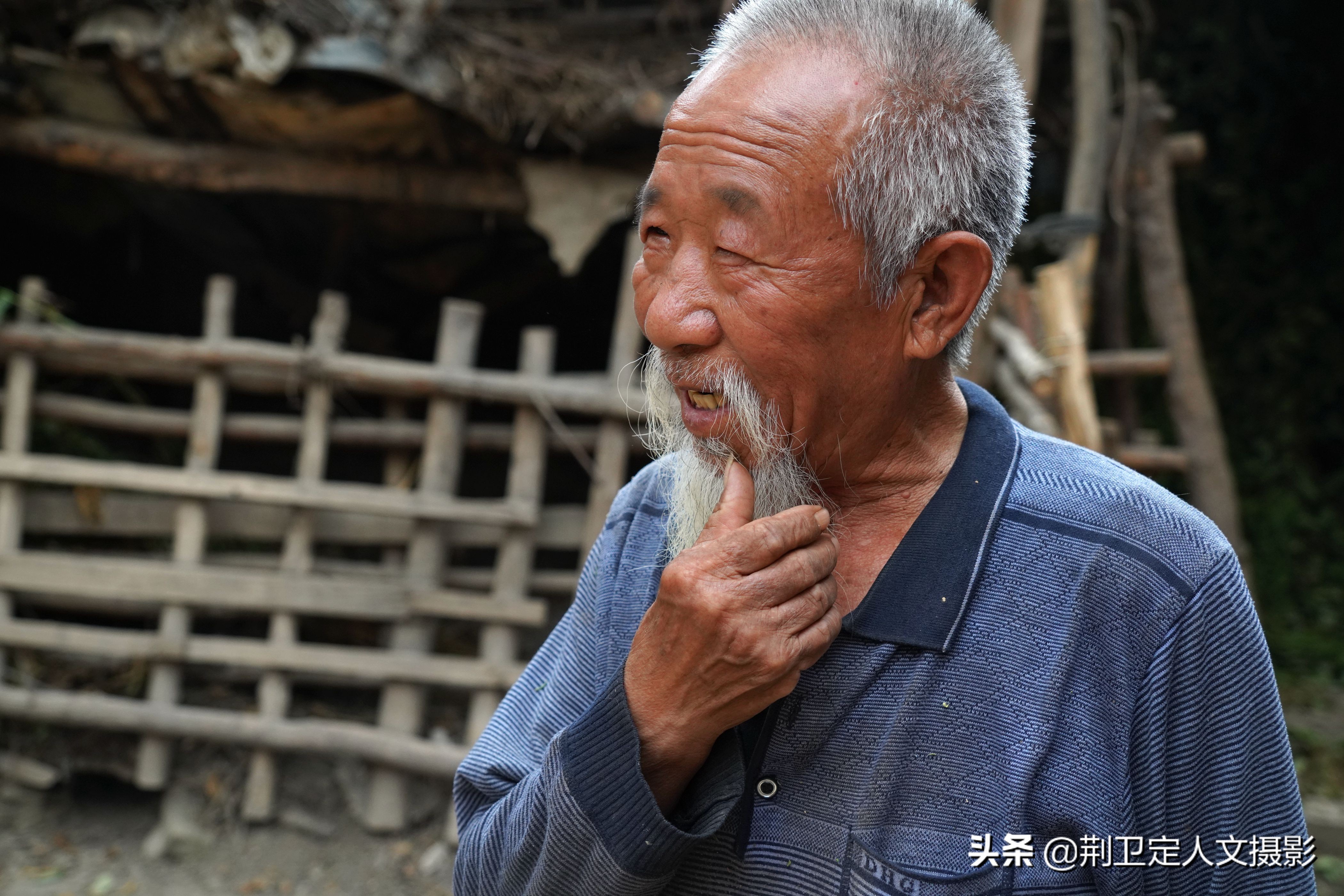 上这位白胡子老人名叫张宏录,他家住山西省万荣县一个叫西埝的农村,张