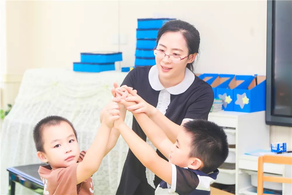 一个太阳底下一群小鸡仔猜成语_我是一个小太阳图片