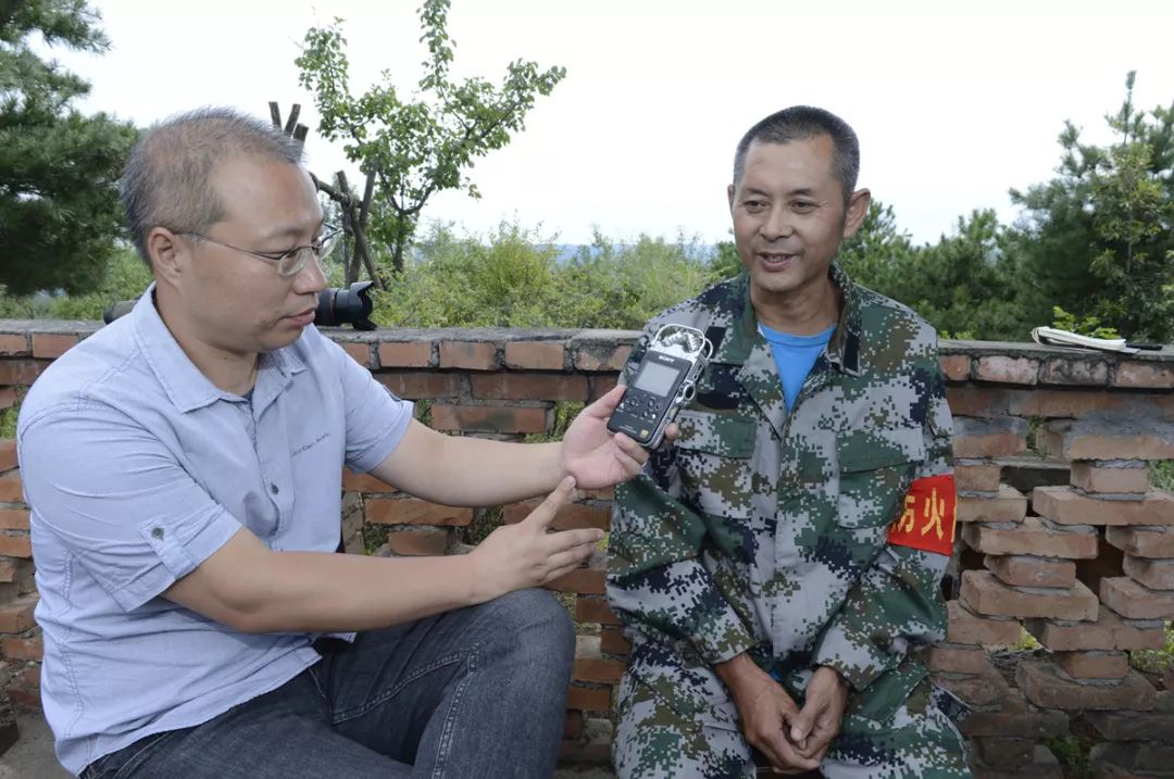 火情瞭望台,在夕阳的映照下,显得特别突兀,站在上面放眼望去,无边林海