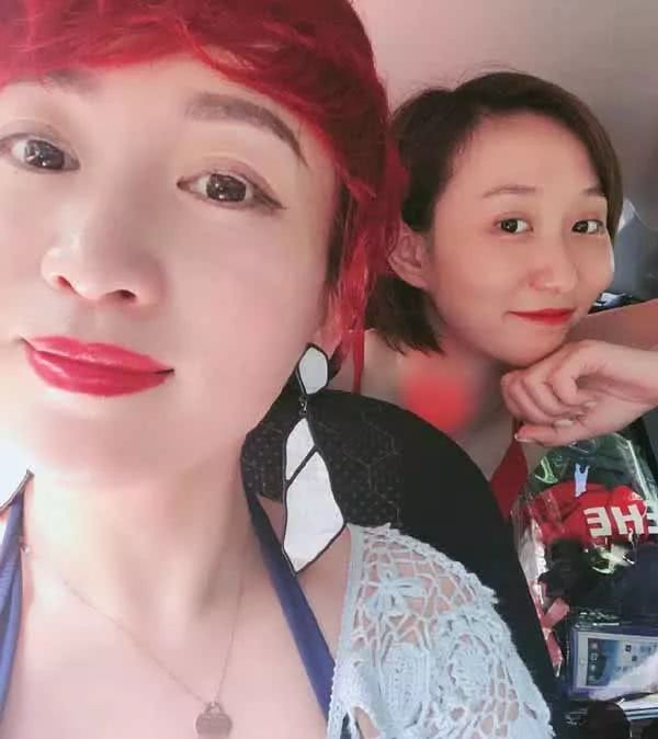 宋喆前妻近照曝光与闺蜜游山玩水浓妆艳抹很妖娆
