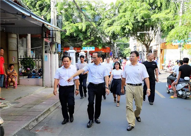 陵水县委书记符鸣县长李锋实地督导社会文明大行动