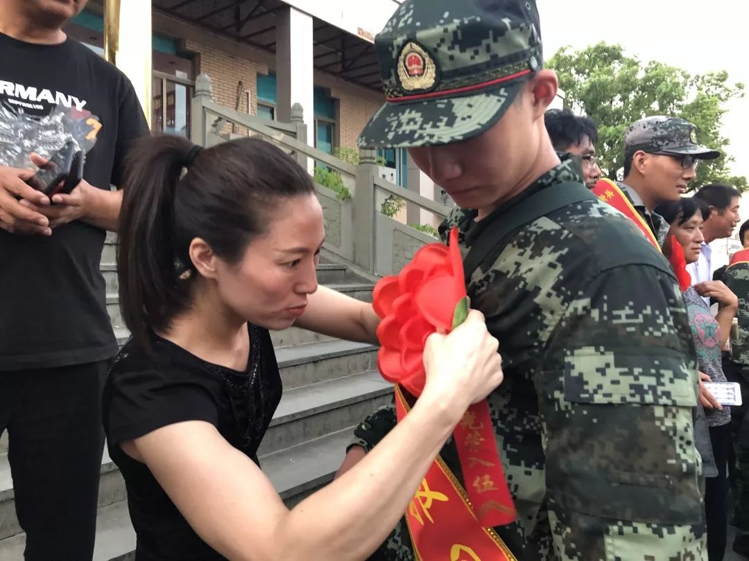 佩戴红花最后,新兵们在亲人朋友的注视下,在他们的期盼中乘坐大巴缓缓