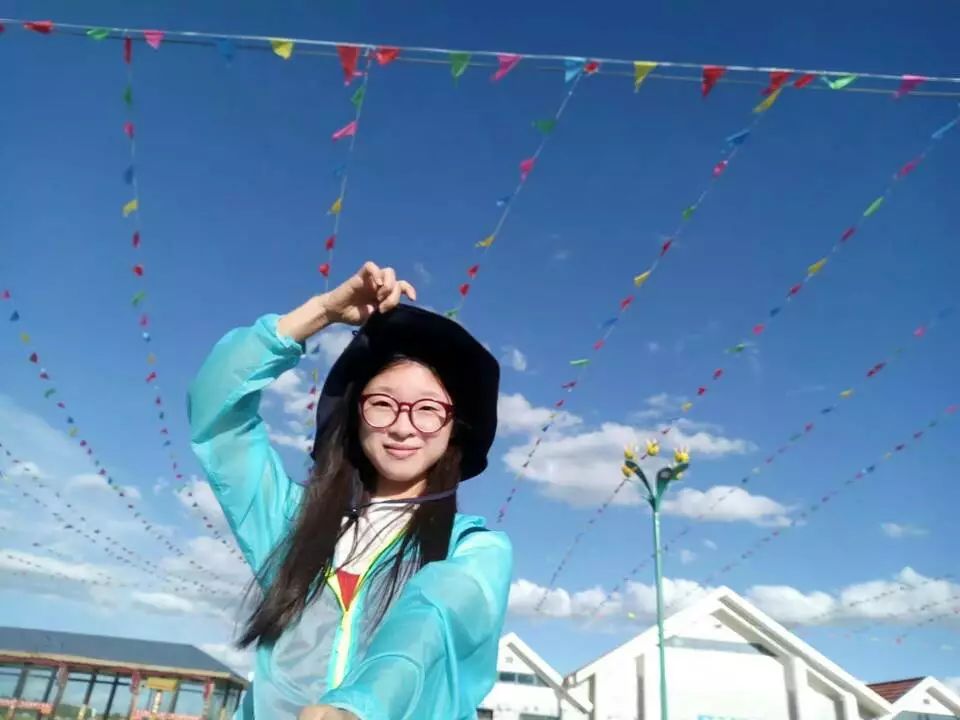 她责任心强,富有爱心,肯钻研,善于从学生实际出发,创新班级管理,教书