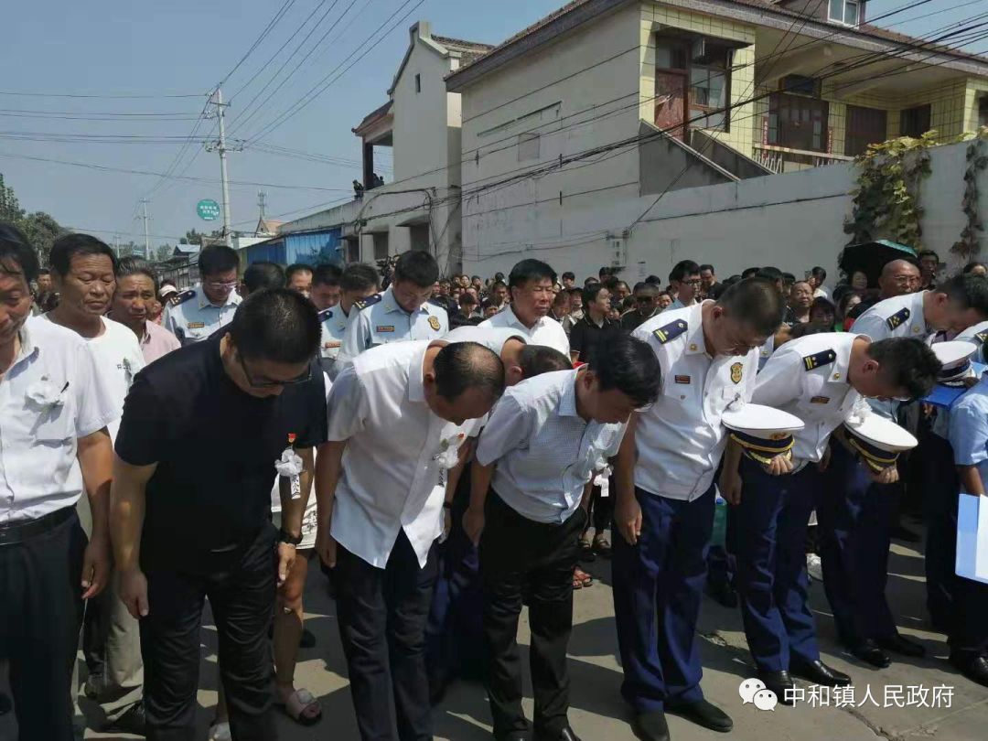 长空悲戚,四下无言,入村口挽联低垂,贾灿业曾就读过的后五福小学百余