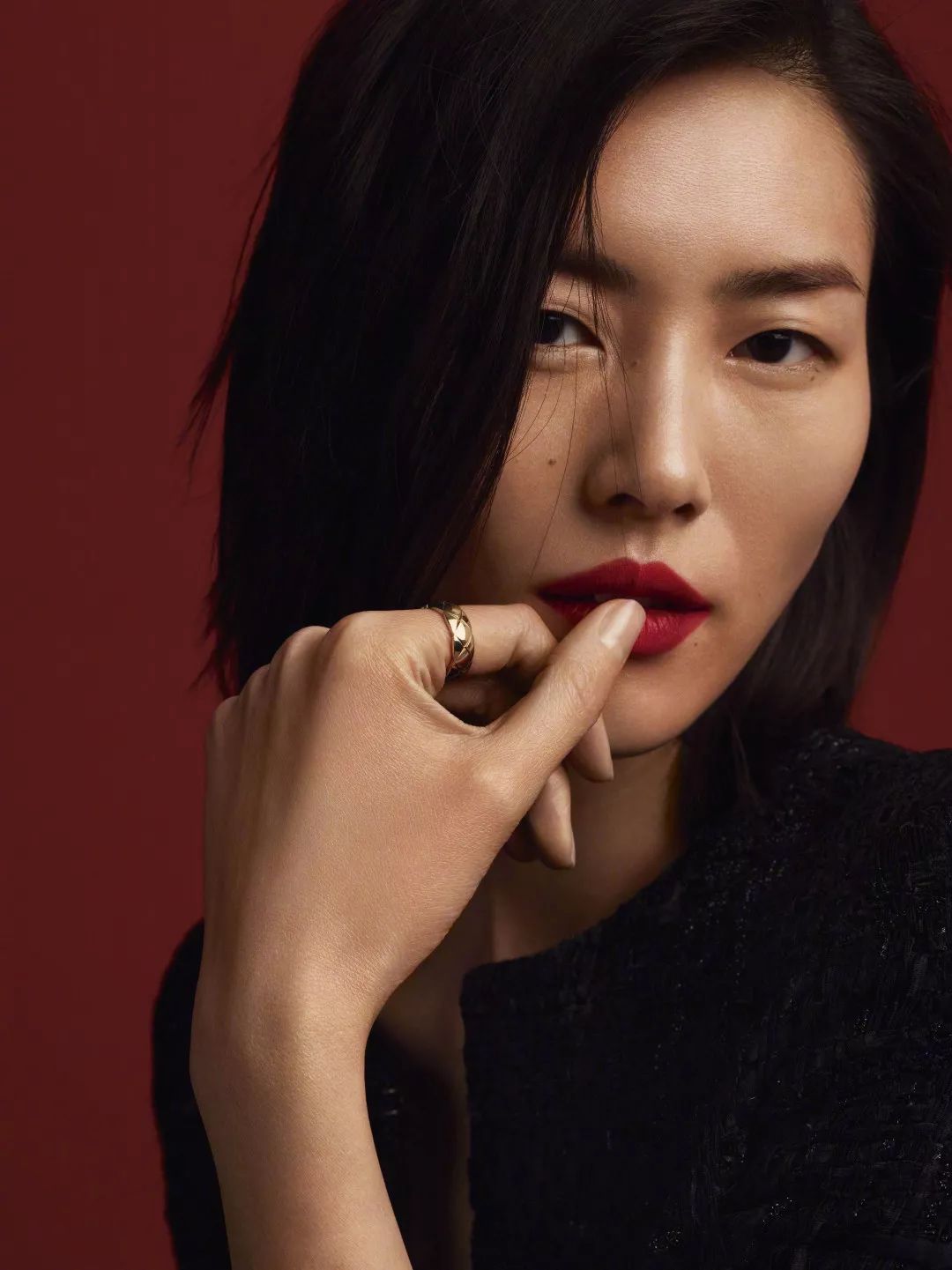 ，比如我们所熟悉的表姐刘雯，出道十余年，仍在不断攀登事业的新高峰。