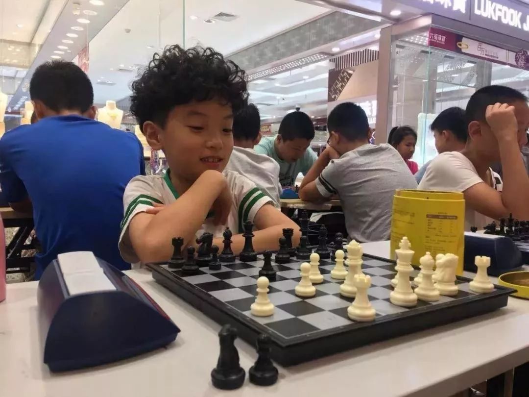 小棋手棋盘上争高下第一个星期六月赛圆满落幕