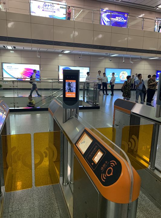 地铁app上实名注册个人信息,并绑定支付方式即可在apm线广州塔站的刷