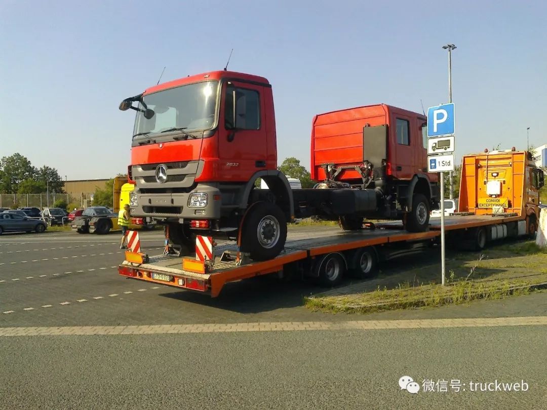 两个驾驶室的奔驰actros 送往改装厂途中的双头奔驰卡车消防车底盘