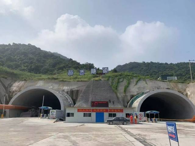 我市胜陆公路(横河至余慈界段)工程首个隧道—荀岙隧道右洞贯通