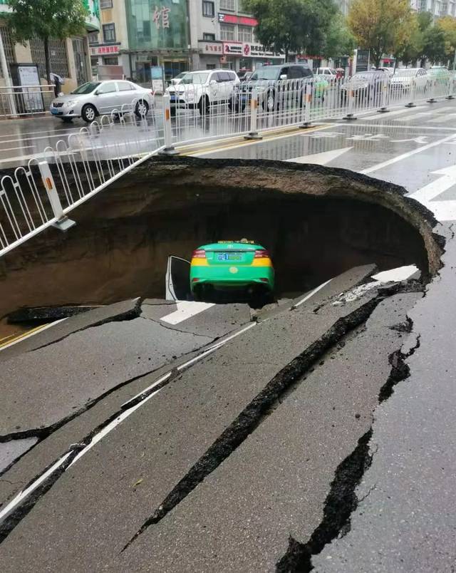 【惊险】大雨中发生路面塌陷,固原"的哥"讲述惊魂瞬间