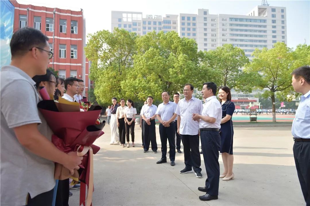 太和县县委书记杨波等领导一行莅临太和一中慰问教师