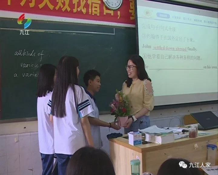 南海中学分校学生插花为教师送上诚意祝福