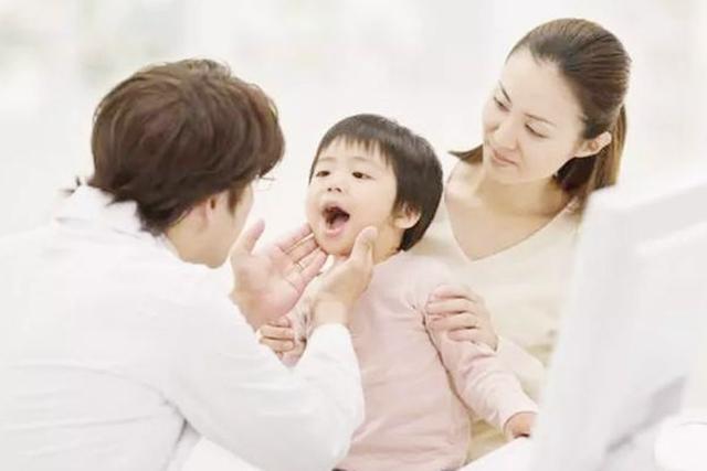                     原创            2岁娃总是嘟嘟嘴，宝妈直呼可爱，奶奶掰开嘴看后急忙送医
