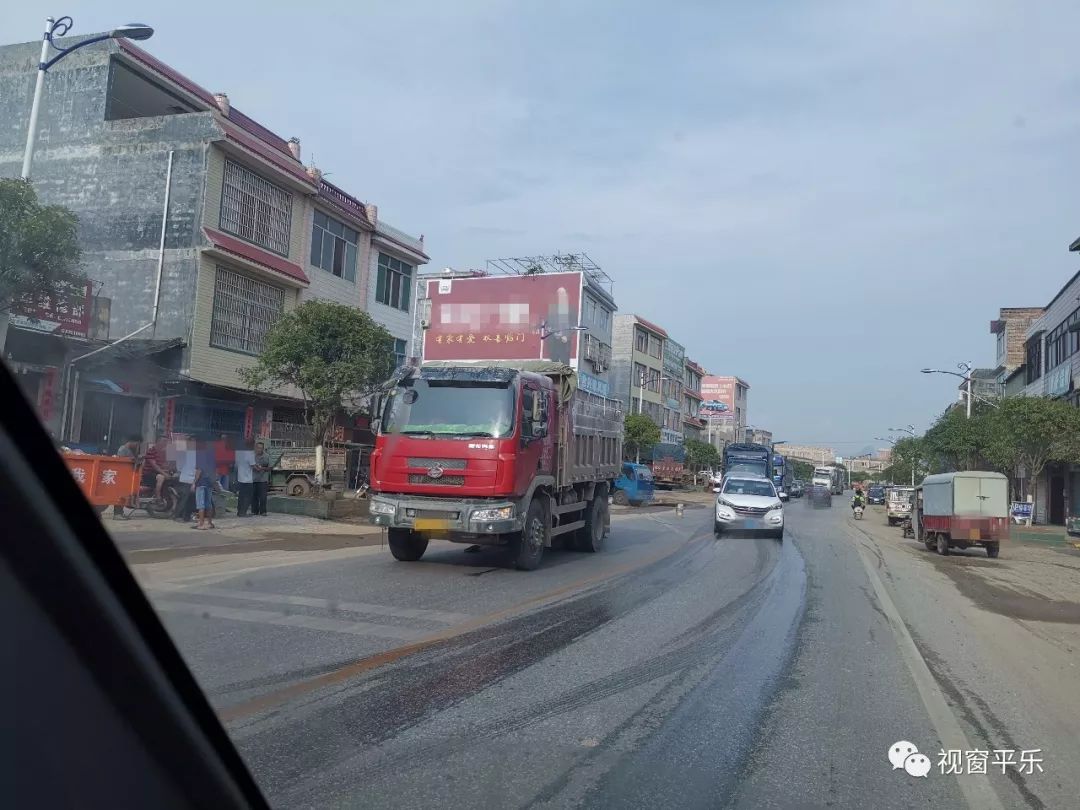 摩托车撞上小车,柳微车追尾···平乐又是两起交通事故,大家小心啊!