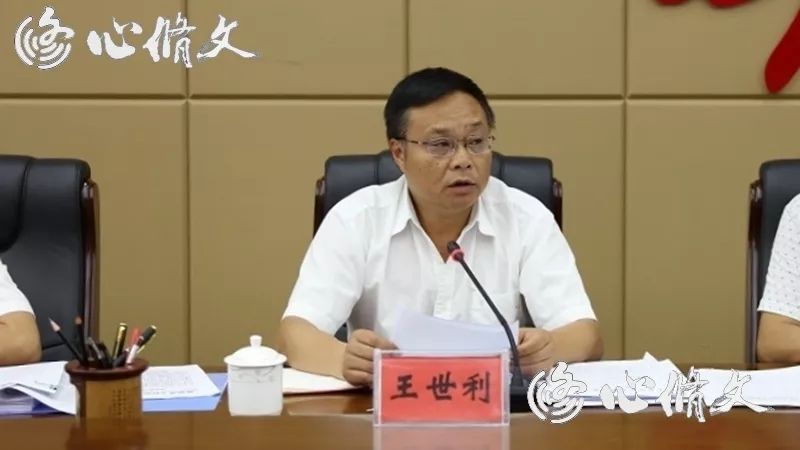 县人大常委会主任张江华发言县委副书记,县长管庆良传达并发言69