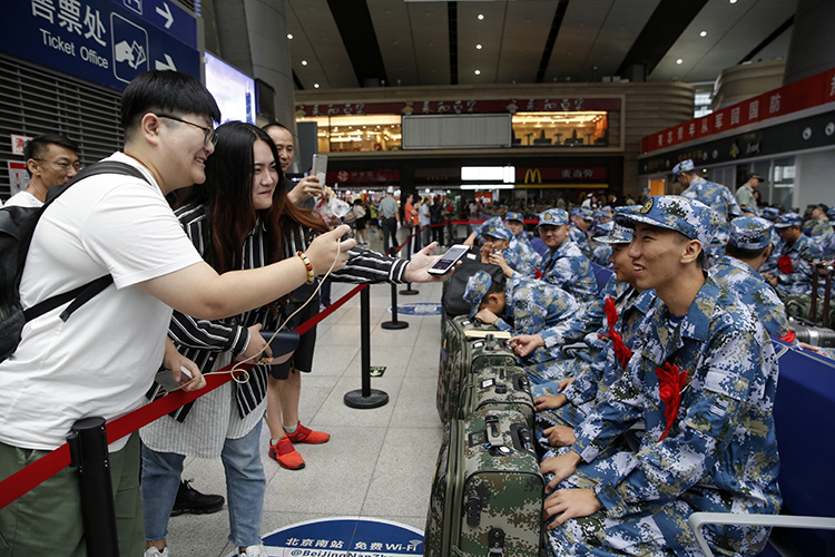 北京新兵奔赴军营大学生比例占90%
