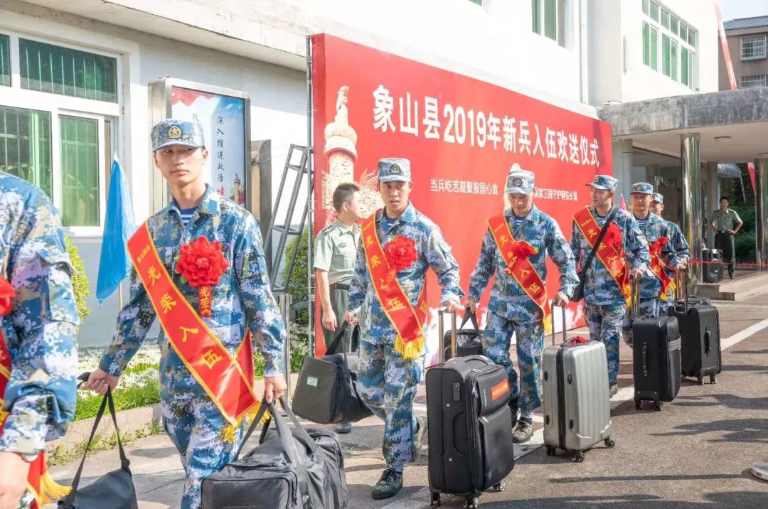 今年21岁的谢瑱翰是宁波工程学院建筑系的学生,他的爷爷是一名抗美