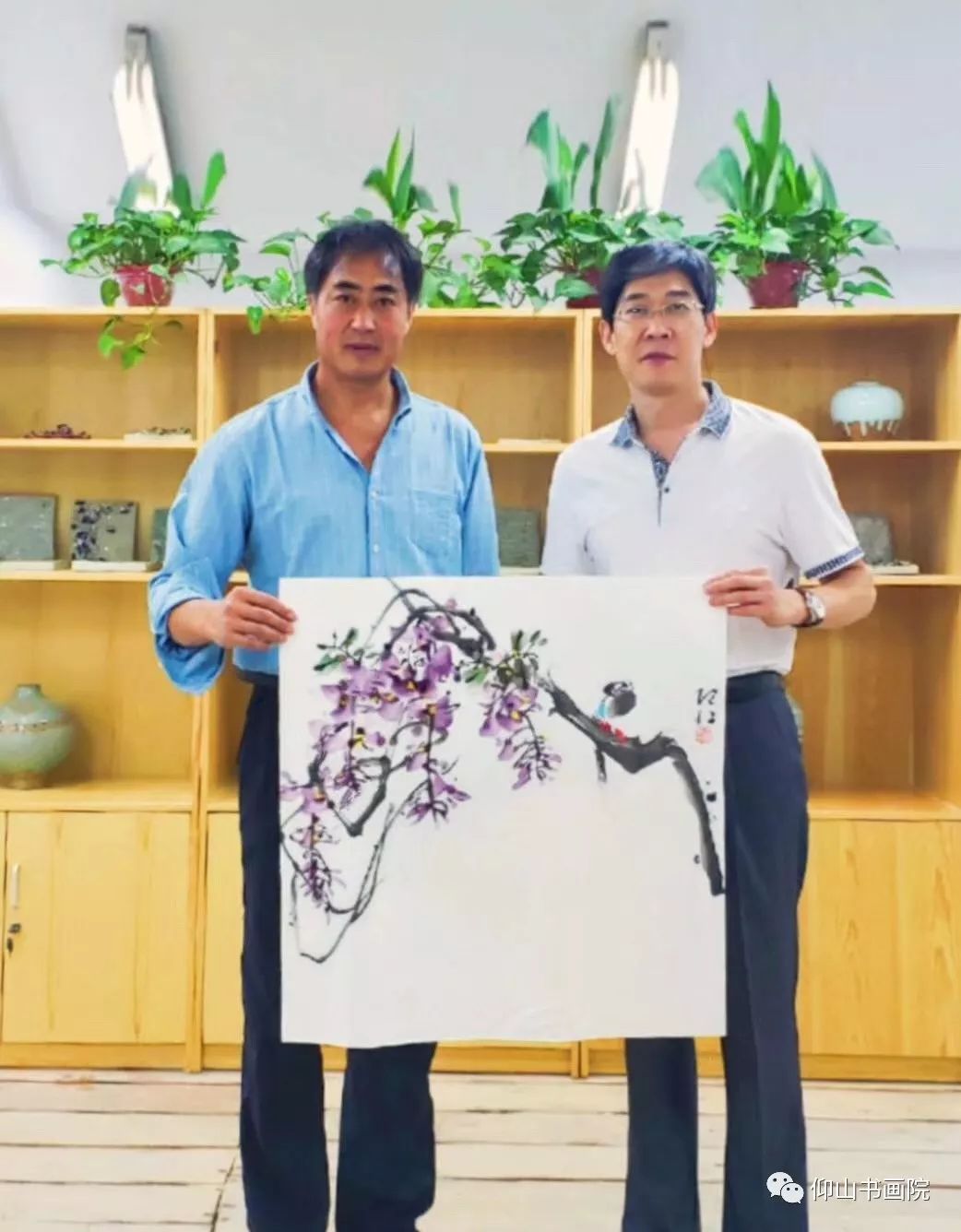 艺术学院纪永起书记代表学院接受"齐鲁画坛三杰"书画作品画家王银祥