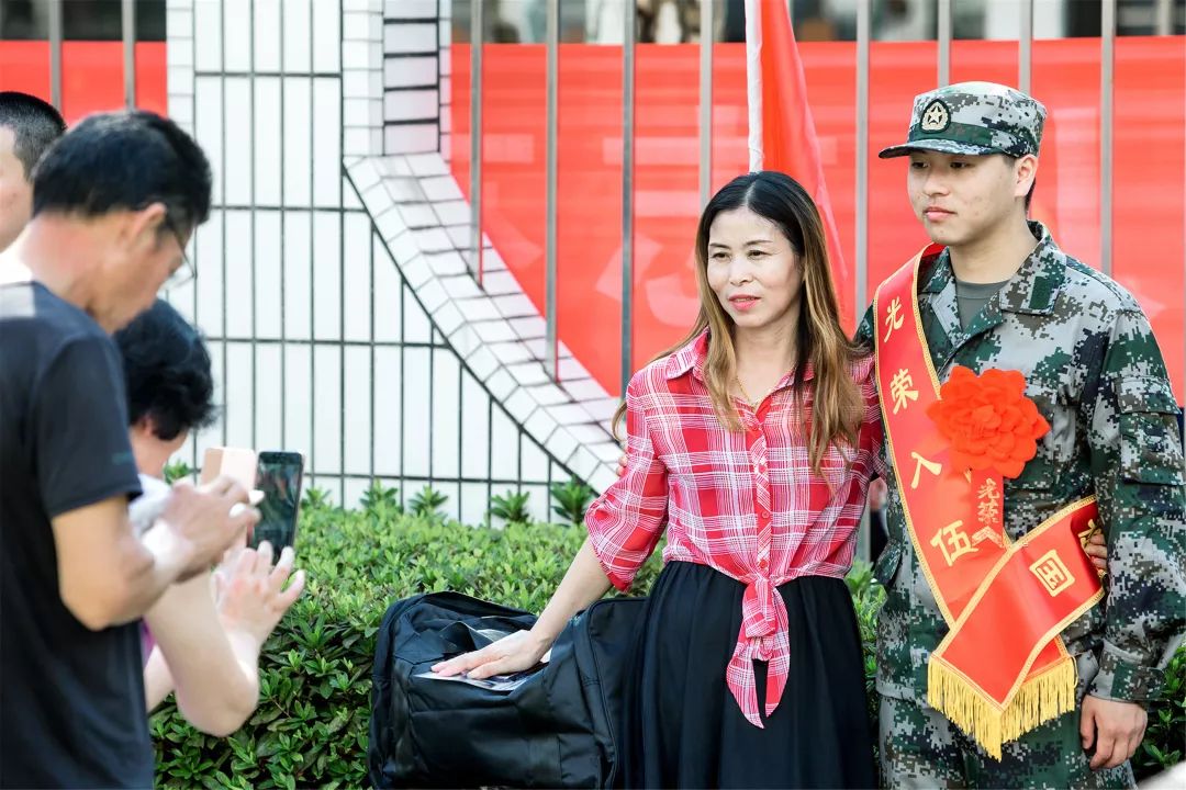 今年21岁的谢瑱翰是宁波工程学院建筑系的学生,他的爷爷是一名抗美