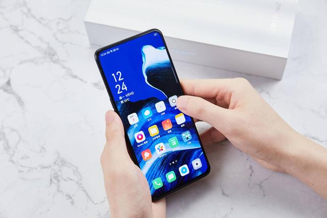 显示效果上,oppo reno2升级了屏幕材质,屏幕色彩更加准确.