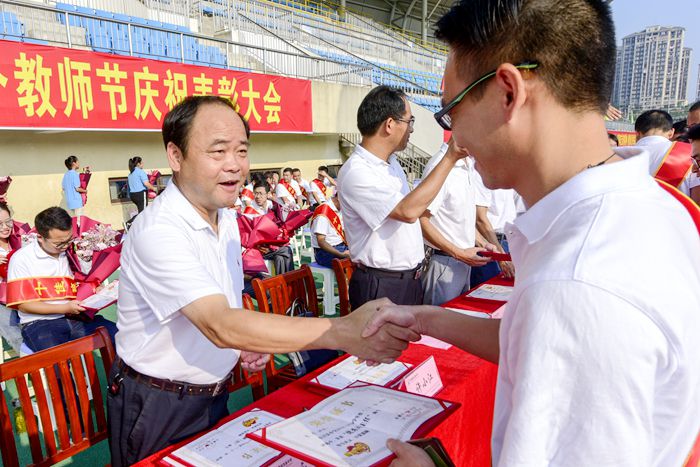 泾县中学举行2019年秋季开学典礼暨第35个教师节庆祝表彰大会