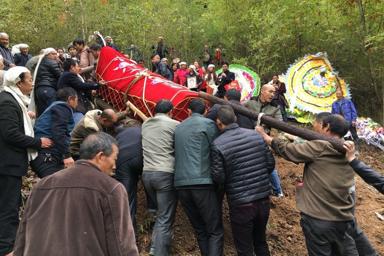 农村地区将全面推行火葬,老农却反问"骨灰盒放哪",你怎么看?