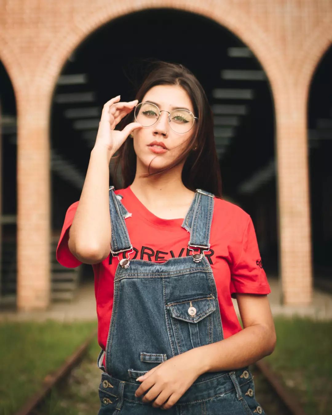 戴眼镜自拍的美女图片-有风景美女戴眼镜图片-戴眼镜的女生好漂亮(31p