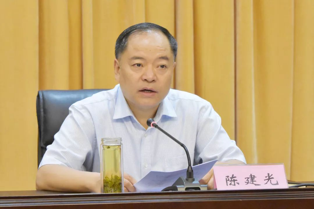 市政府副秘书长陈建光同志主持会议市生态环境局党组书记,局长吴恩坤