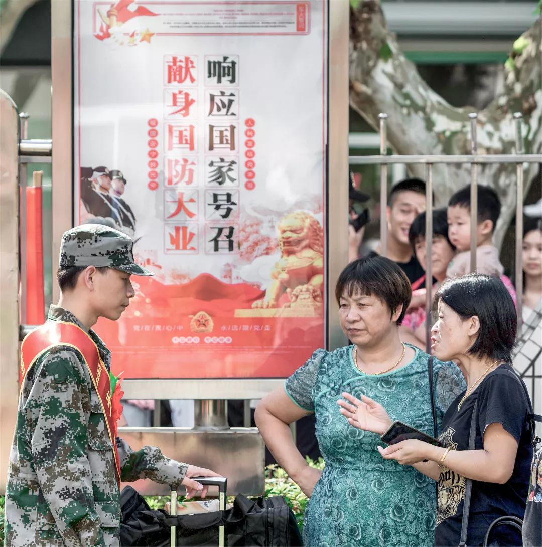 今年21岁的谢瑱翰是宁波工程学院建筑系的学生,他的爷爷是一名抗美