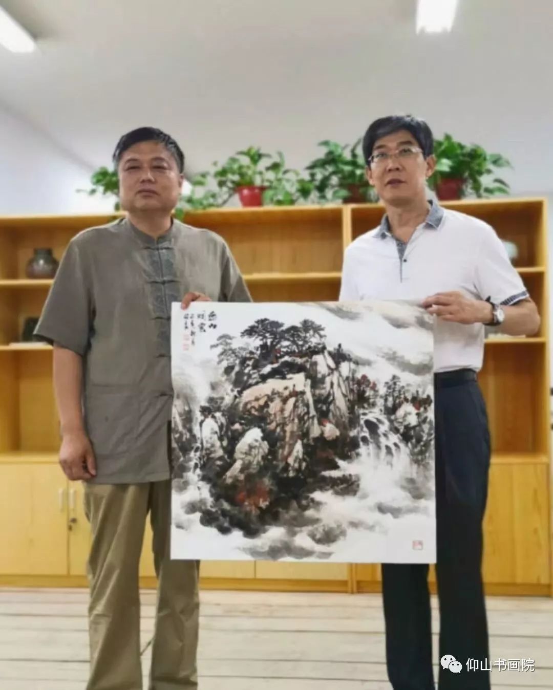 艺术学院纪永起书记代表学院接受"齐鲁画坛三杰"书画作品画家王银祥