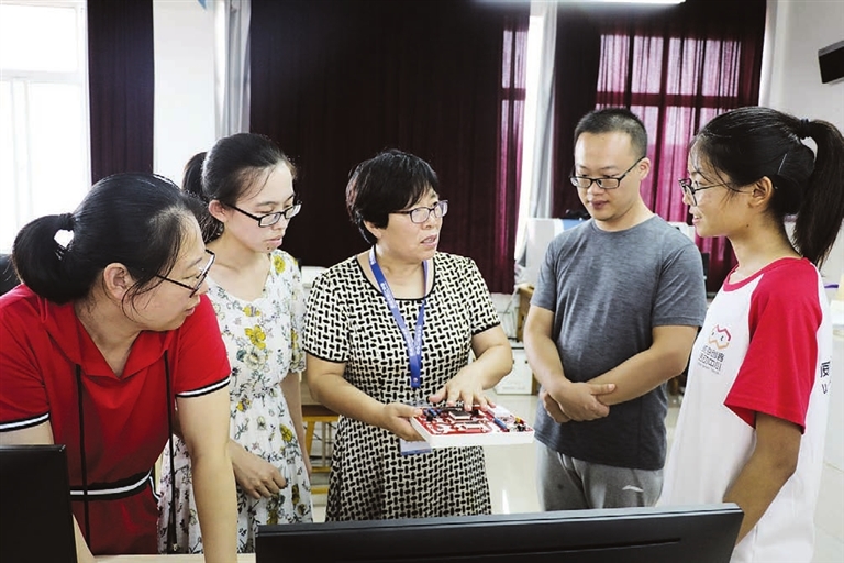 带科技感的女老师记荣成市蜊江中学信息技术教师王建红