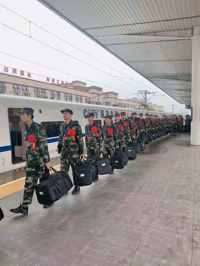 武汉客运段城际动车组热情服务让新兵入伍的路上充满温馨和关爱