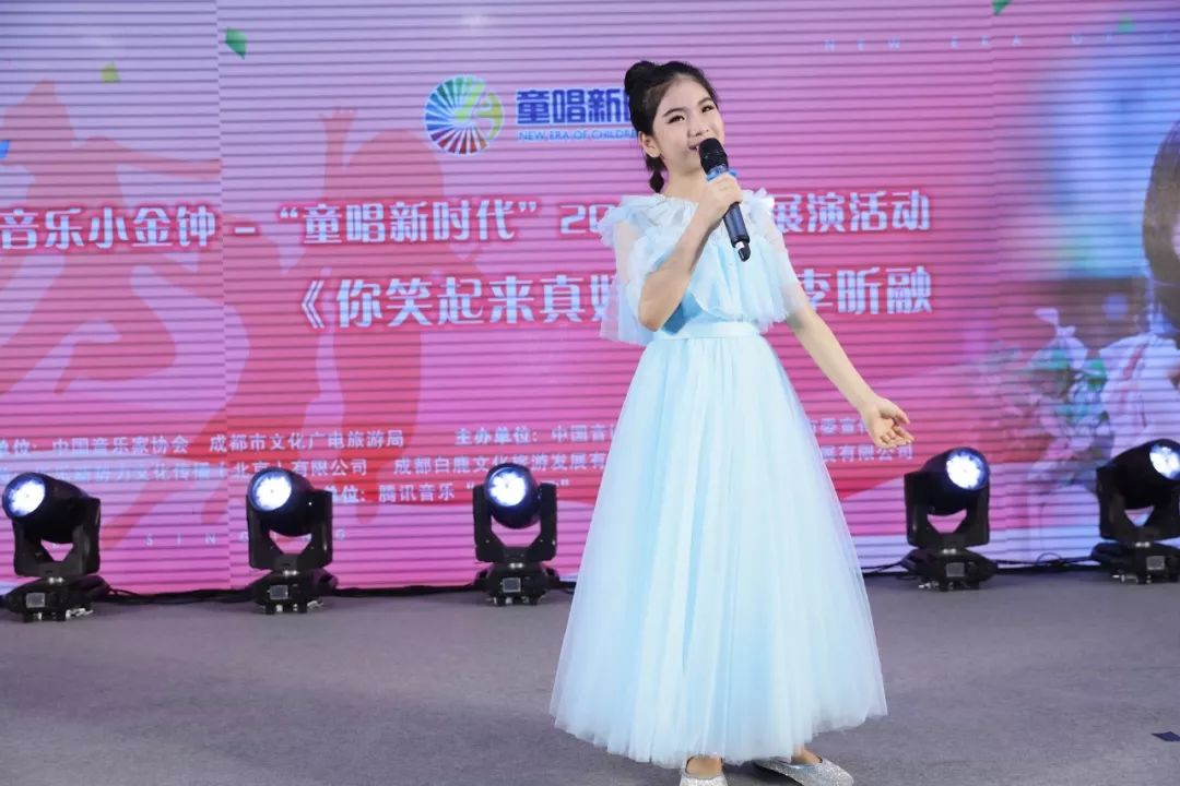 同时,作为本次活动的形象代言人李昕融小朋友也带来她的原创歌曲