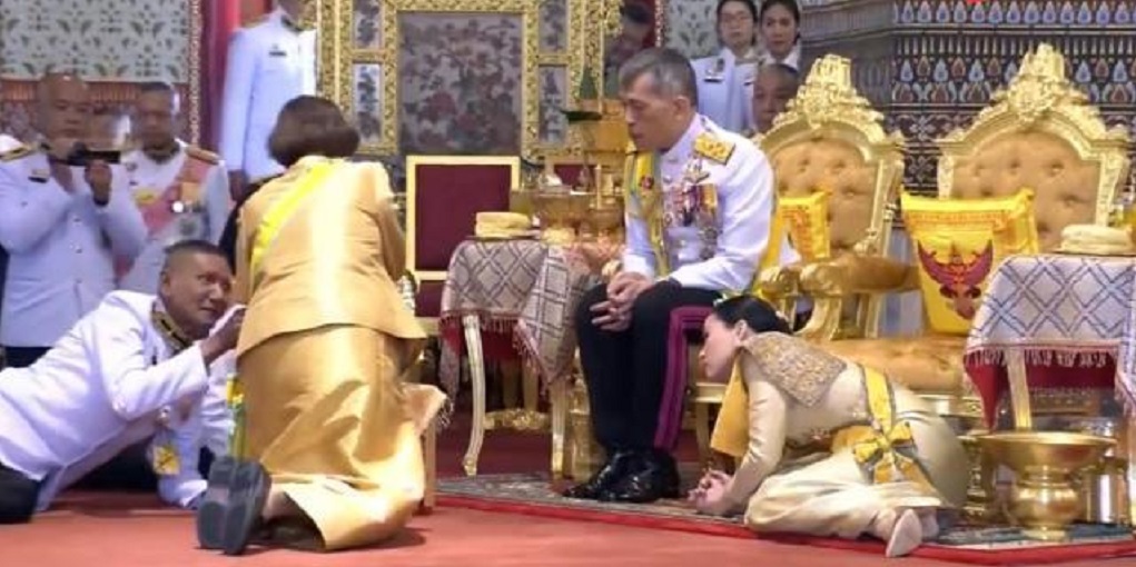 亲妹妹跪拜哥哥!64岁泰国公主匍匐在国王脚下,王权面前无亲情_王室