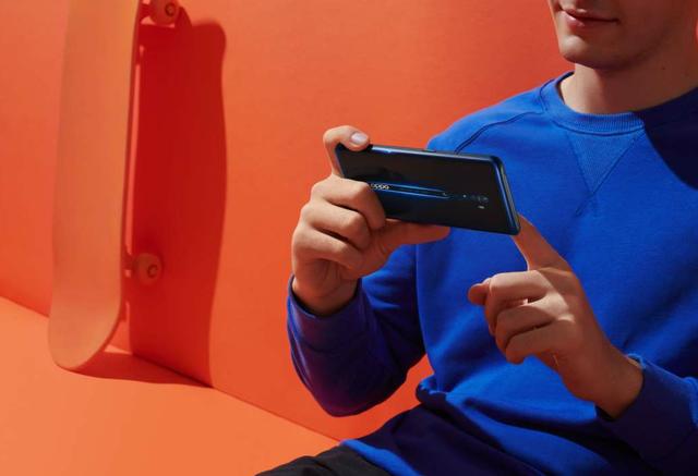 原创 新的跑道新的高手！OPPO Reno2撞车iPhone也毫不慌张